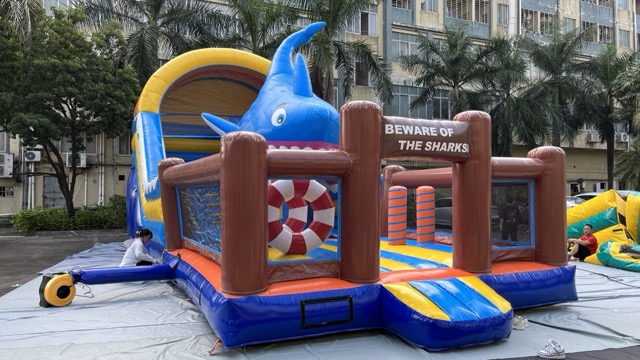 鲨鱼充气城堡