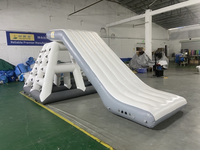 PVC 充气水上滑梯与攀爬塔台实物展示